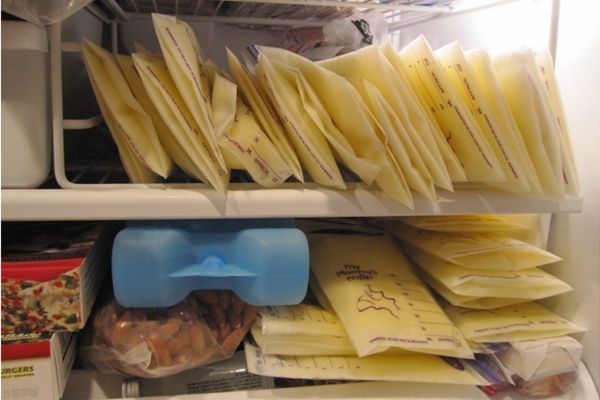 Photo de lait maternel stocké via des sacs dans un congélateur