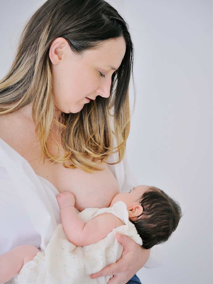 Femme qui allaite son bébé