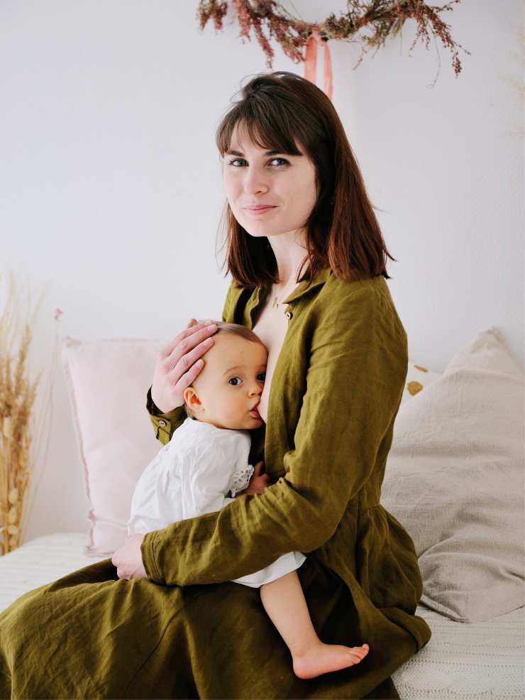 Femme qui allaite son bambin